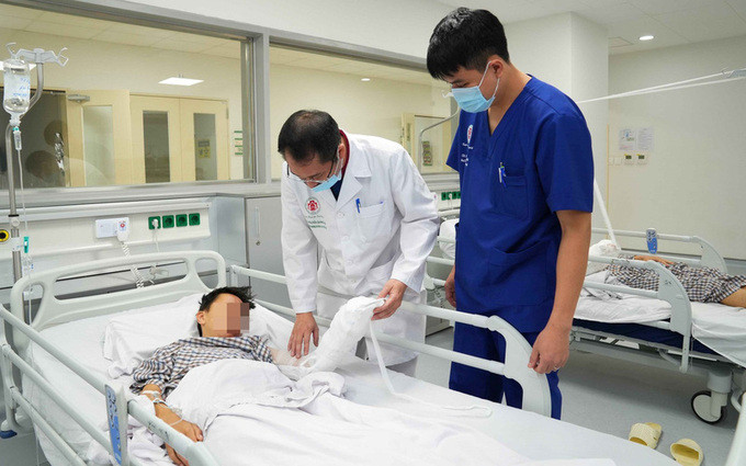 Bắc Giang: Bệnh nhi 13 tuổi bị nát bàn tay trái, bỏng mặt do sử dụng bình gas mini để nấu ăn