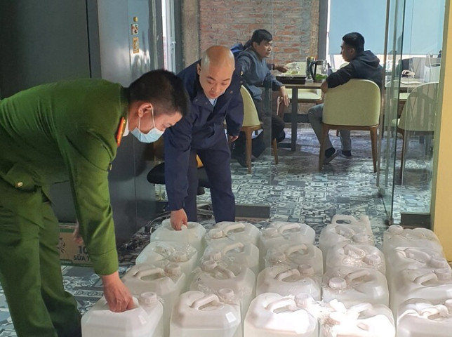 Hà Nội thu giữ hơn 500 lít rượu thủ công không rõ nguồn gốc xuất xứ
