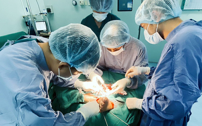 Đồng Nai phẫu thuật nối thành công cho nam bệnh nhân bị đứt rời cẳng chân
