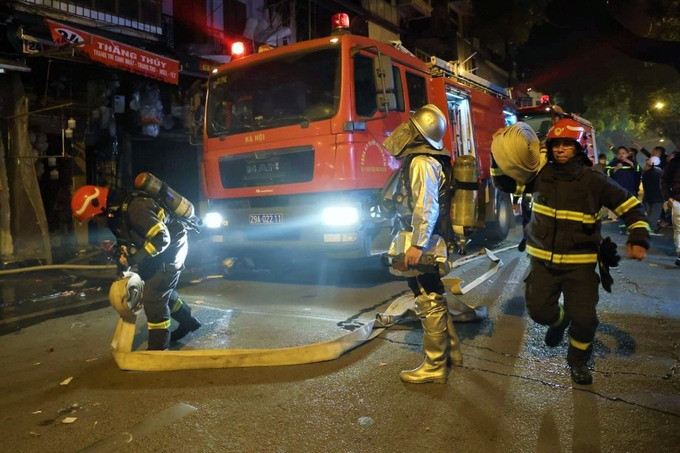 Hà Nội xảy ra cháy lớn tại căn nhà 5 tầng kinh doanh vàng mã