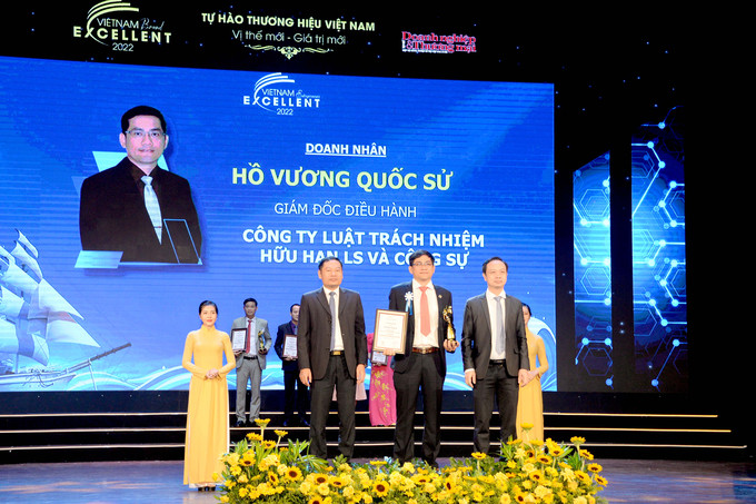 Luật sư Hồ Vương Quốc Sử đạt danh hiệu “Doanh nhân Việt Nam xuất sắc năm 2022”