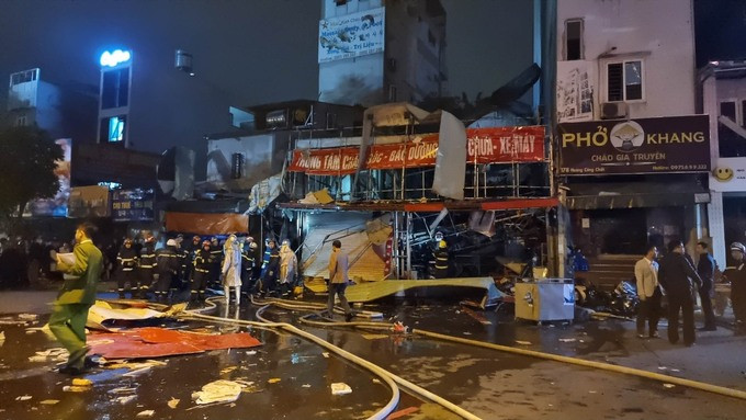 Hà Nội xảy ra vụ cháy nổ lớn tại cửa hàng sửa chữa xe máy khiến 3 người bị thương