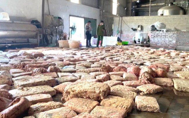 Quảng Ninh phát hiện 12 tấn lòng thối cùng phụ phẩm muối và soda