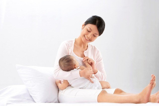 Trẻ bú sữa mẹ có ít virus gây bệnh trong đường ruột hơn