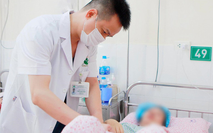 Hà Nội cấp cứu bệnh nhân nữ trong tình trạng đã gắp thai một phần và chảy máu nhiều