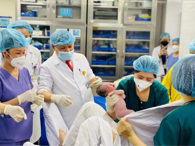 Công dân đầu tiên chào đời năm 2023 tại Bệnh viện Phụ sản Trung ương