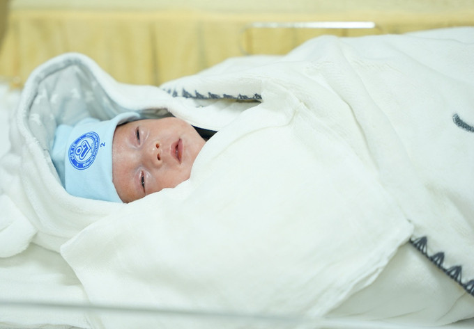 Hà Nội nuôi dưỡng thành công trẻ sinh non người nước ngoài, nặng 500gram chào đời khi gần 26 tuần