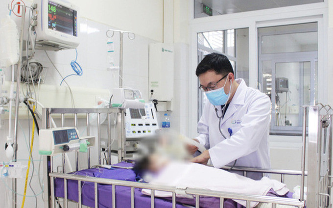 Quảng Ninh cấp cứu bé gái 2 tuổi bị rơi xuống bể nước của gia đình