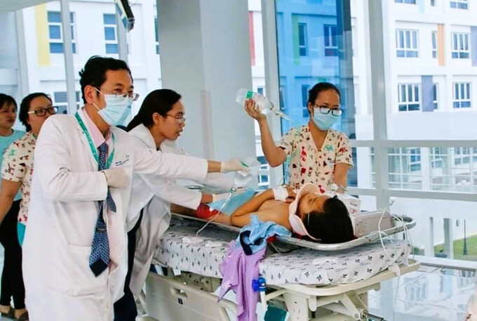 Đồng Tháp: Bé 7 tuổi bị dập nát cánh tay trái do thò tay vào máy trộn bê tông ở công trường xây dựng