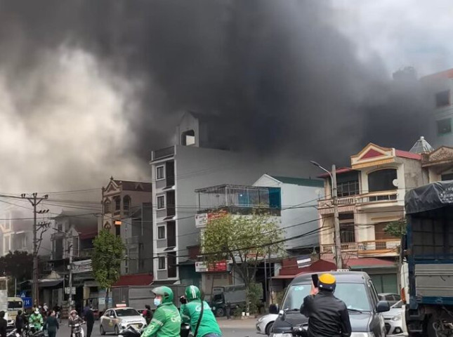 Hà Nội: Cháy lớn tại một cửa hàng bếp gas, lan sang nhà bán bánh kẹo bên cạnh