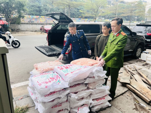 Hà Nội phát hiện gần 1 tấn nầm lợn bốc mùi chuẩn bị được đưa vào nhà hàng để tiêu thụ