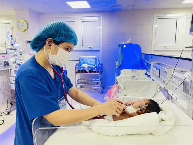 Phú Thọ tiến hành phẫu thuật một trường hợp trẻ sơ sinh bị viêm phúc mạc thời kỳ bào thai