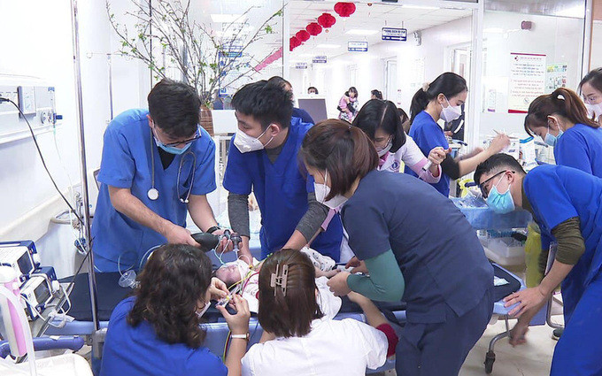 Phú Thọ tiếp nhận điều trị bé 2 tháng tuổi ngừng tuần hoàn sau 3 ngày sốt cao ở nhà