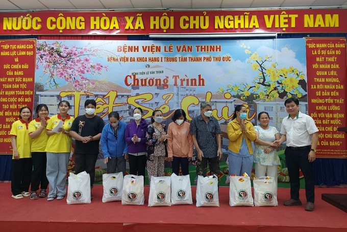 Bệnh viện Lê Văn Thịnh trao tặng 500 phần quà đến bệnh nhân và hộ gia đình có hoàn cảnh khó khăn