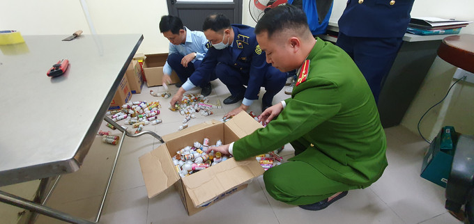 Hưng Yên phát hiện cửa hàng đang bày bán 267 lọ tinh dầu thuốc lá điện tử