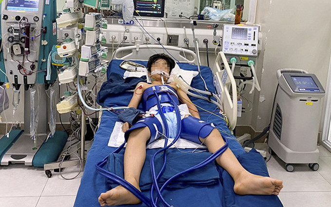 Hà Nội tiếp nhận điều trị cho bé trai bị ngừng tim sau pha bắt bóng