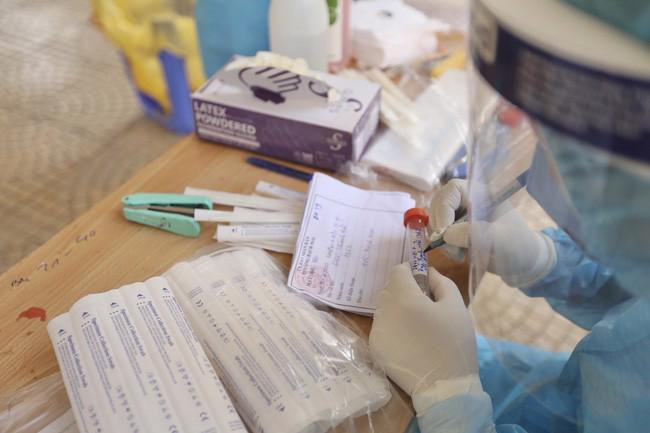 Hà Nội có nhiều gói thầu mua sắm trang thiết bị, vật tư y tế, sinh phẩm, kit xét nghiệm vaccine, thuốc với giá chênh lệch cao