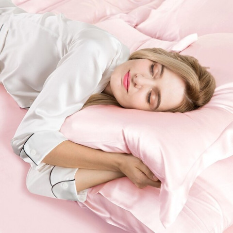 Ngủ với áo gối lụa, vừa khỏe vừa đẹp