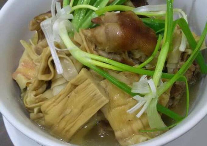 Hà Nội điều trị cho một nam bệnh nhân bị tắc ruột sau khi ăn canh măng lưỡi lợn