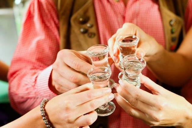 Chuyên gia khuyến cáo cách phân biệt say rượu bình thường và ngộ độc rượu methanol?