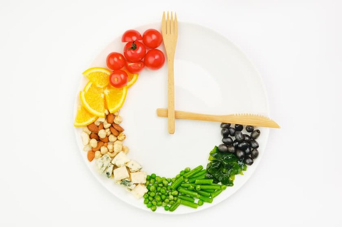 Để giảm cân, bạn ăn bao nhiêu quan trọng hơn bạn ăn khi nào