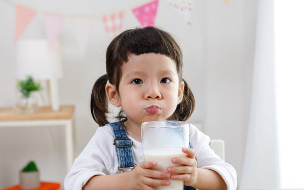 Trẻ em dưới 5 tuổi chỉ nên uống sữa, nước và nước trái cây nguyên chất