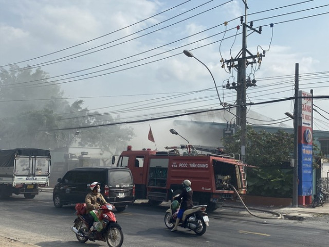 Tiền Giang: Kho chứa cám của một công ty phát cháy gần một cửa hàng kinh doanh xăng dầu