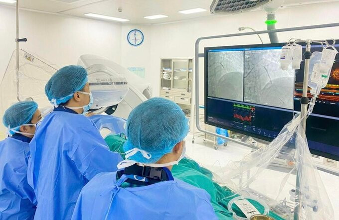 Hà Nội điều trị thành công cho bệnh nhân có tiền sử nghiện thuốc lá lâu năm bị nhồi máu cơ tim cấp