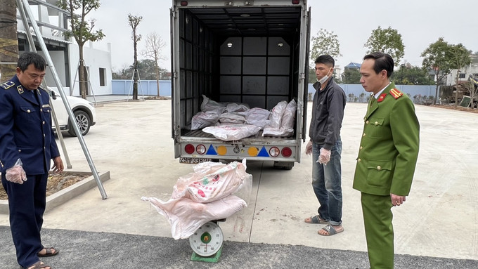 Hà Nội phát hiện ô tô vận chuyển 700 kg nầm lợn không rõ nguồn gốc xuất xứ