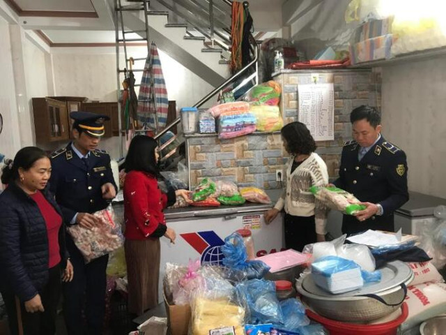 Lạng Sơn phát hiện cơ sở kinh doanh 30 kg xúc xích, chả xoắn không rõ nguồn gốc xuất xứ