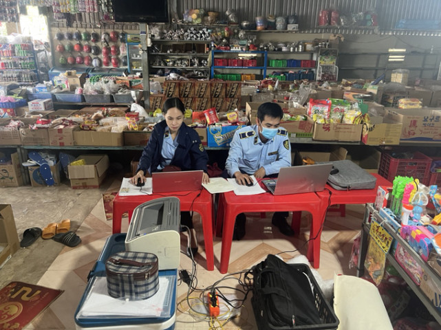 Tây Ninh phát hiện cửa hàng tạp hóa bày bán 400 bao thuốc lá điếu nhập lậu
