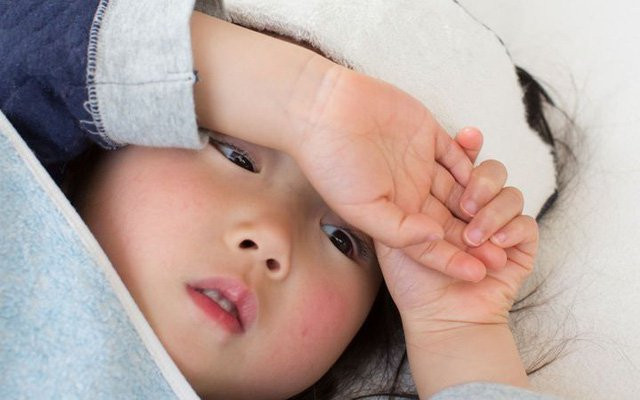Cách phòng bệnh cho trẻ trong điều kiện thời tiết nồm ẩm kéo dài