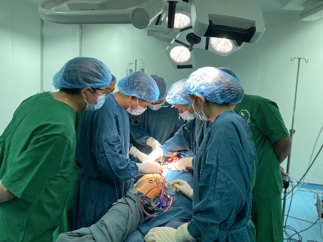 Quảng Trị lần đầu tiên thực hiện thành công kỹ thuật ECMO cứu sống bệnh nhân bị sốc tim, suy hô hấp nặng