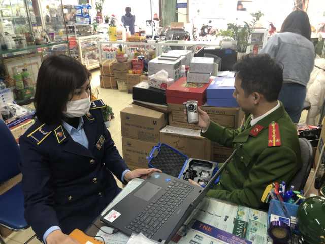 Hà Nội phát hiện nhiều sai phạm kinh doanh thiết bị đo nồng độ cồn ở các cửa hàng tại phố Phương Mai