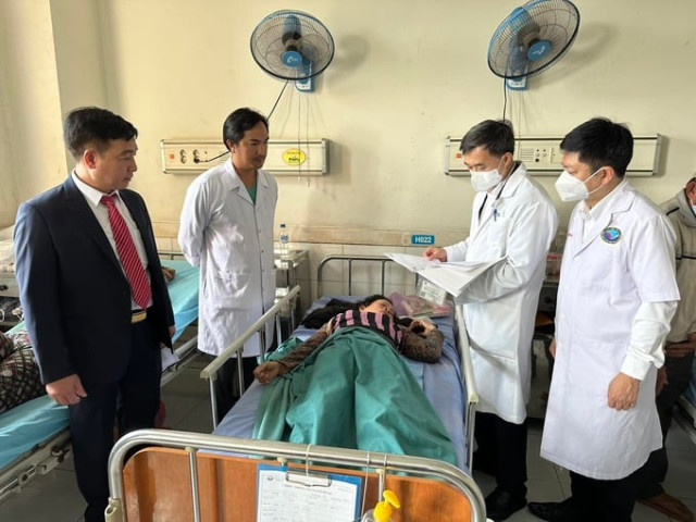 Thứ trưởng Bộ Y tế Trần Văn Thuấn thăm hỏi các nạn nhân trong vụ tai nạn giao thông tại Quảng Nam