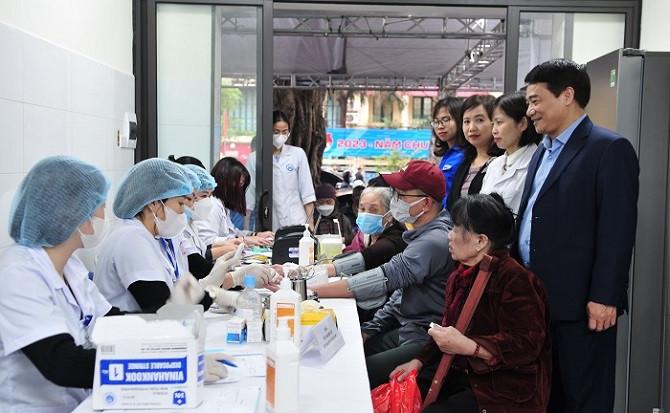 Hà Nội: Quận Hoàn Kiếm tổ chức chương trình “Khám chăm sóc sức khỏe hộ cận nghèo, đối tượng bảo trợ xã hội; trao sổ BHXH cho người cận nghèo"