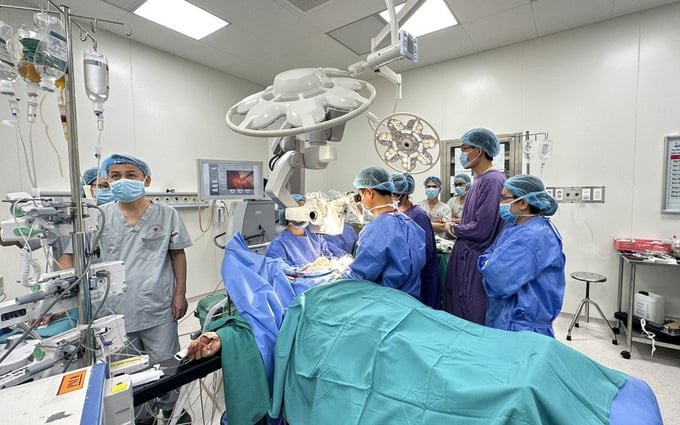 Hà Nội: Các y bác sĩ xuyên đêm nối thành công cánh tay bị đứt lìa của một bệnh nhân bị tai nạn lao động