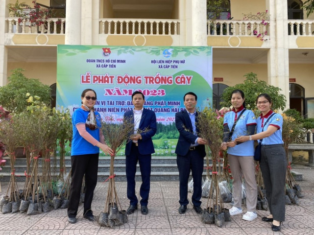 Trồng cây xanh làm đẹp cho quê hương