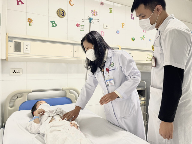 Hà Nội cấp cứu lấy khối tắc ruột do bã thức ăn từ cơ thể bệnh nhi 8 tuổi