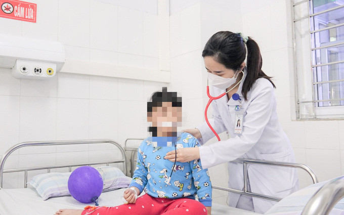Quảng Ninh cấp cứu bé gái bị ngộ độc do ăn bim bim có tẩm thuốc diệt chuột