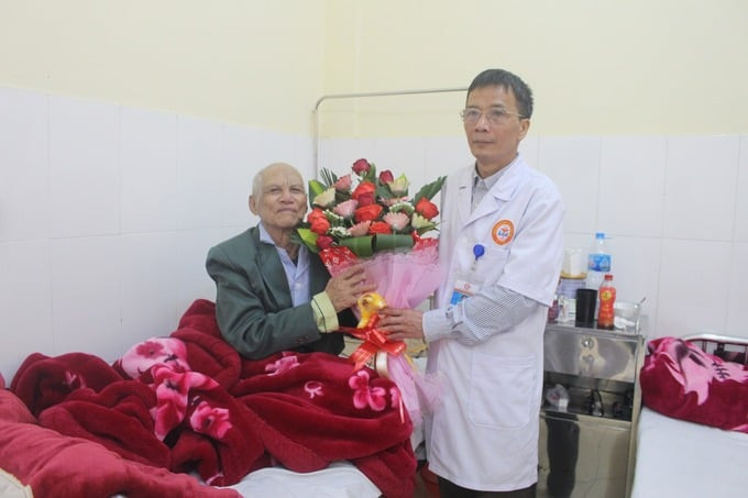 Quảng Ninh: Cụ ông 102 tuổi được khôi phục thị lực 2 mắt bằng phẫu thuật Phaco