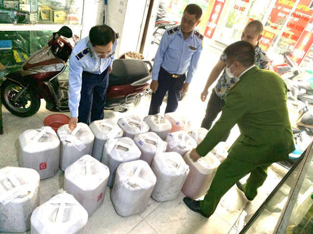 Hà Nội tạm giữ hàng trăm lít rượu thủ công không rõ nguồn gốc xuất xứ
