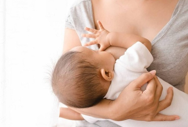 Hà Nội: Bé gái 2 tháng tuổi tử vong do sặc sữa