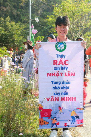Màu áo xanh thân thuơng của Hội Yêu Rác tại lễ hội Quán Thế Âm