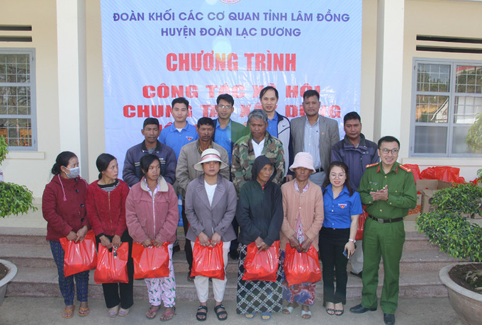 Lâm Đồng tổ chức khám bệnh, phát thuốc và tặng quà cho người dân
