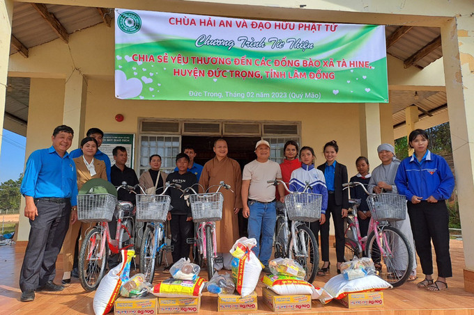 Lâm Đồng trao túi an sinh cho người dân có hoàn cảnh khó khăn