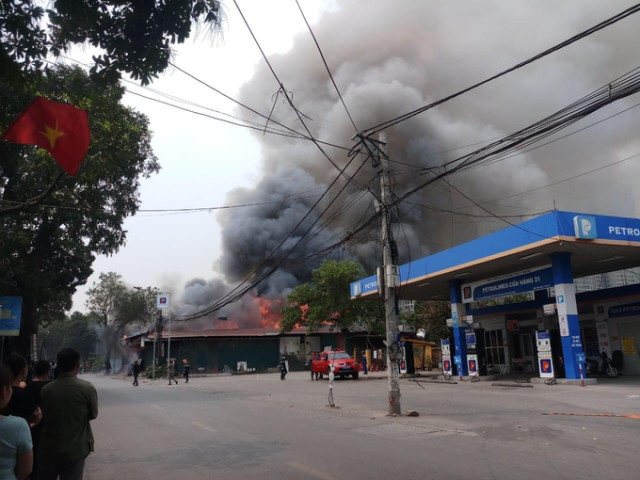 Hà Nội: Cháy lớn tại khu nhà kho nằm kế bên cây xăng số 21 đường Hữu Hưng