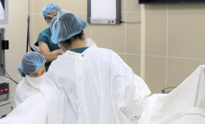 Một bé gái 9 tuổi được phẫu thuật tạo hình lỗ màng trinh