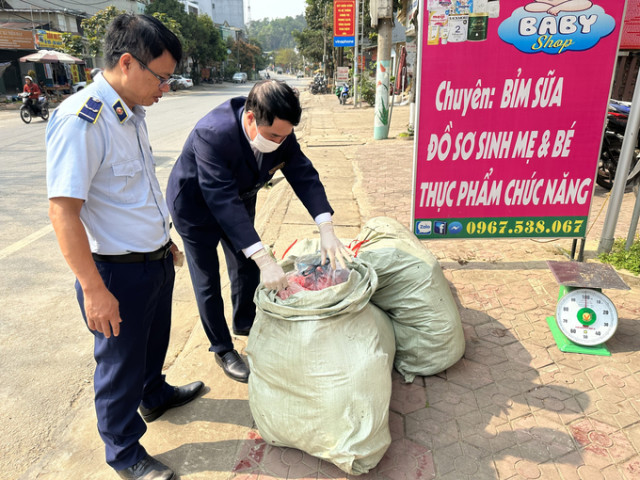 Lai Châu phát hiện phương tiện vận chuyển gần 400kg mỡ bò đã bốc mùi hôi thối