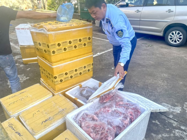Đắk Lắk phát hiện 1 tấn thực phẩm không rõ nguồn gốc đang trên đường đi tiêu thụ